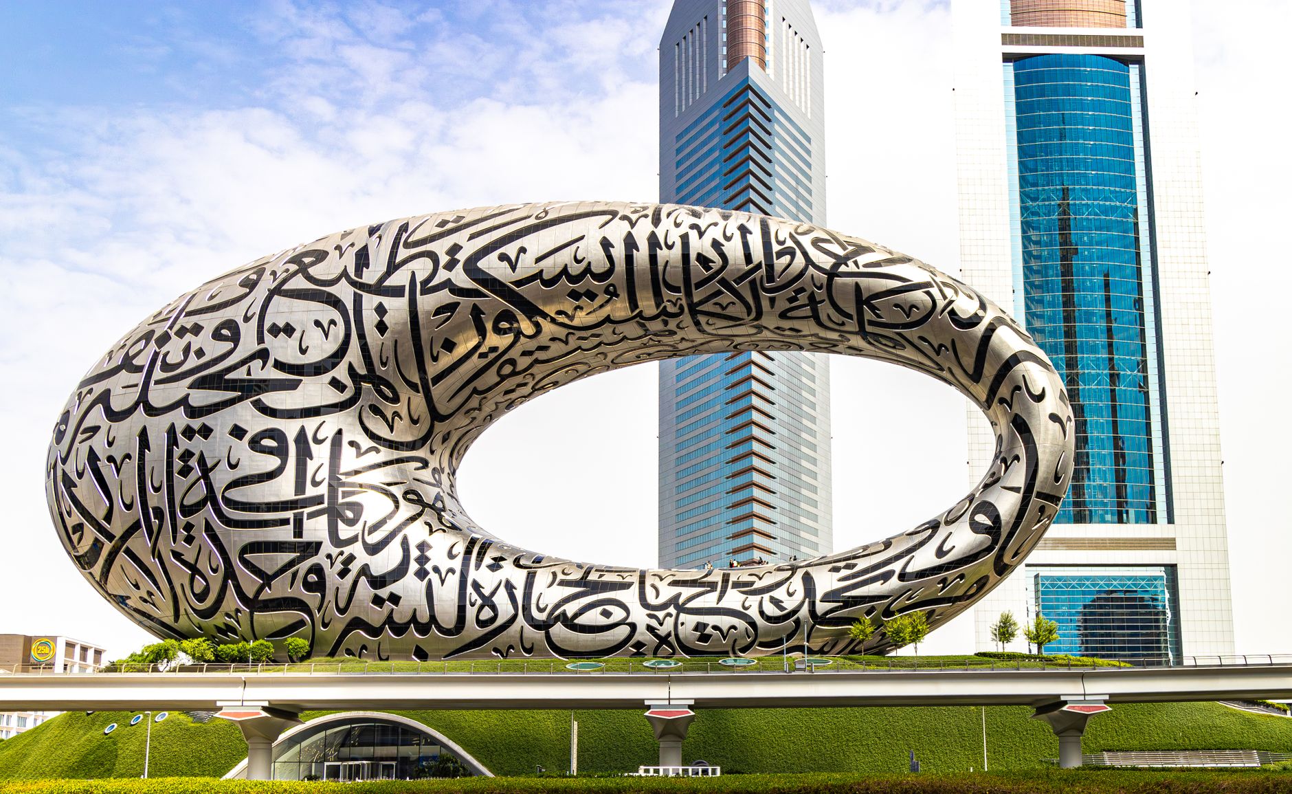 أشرف حكيمي يحتفل بفوزه بدوري أبطال أوروبا ثلاث مرات مع باريس سان جيرمان