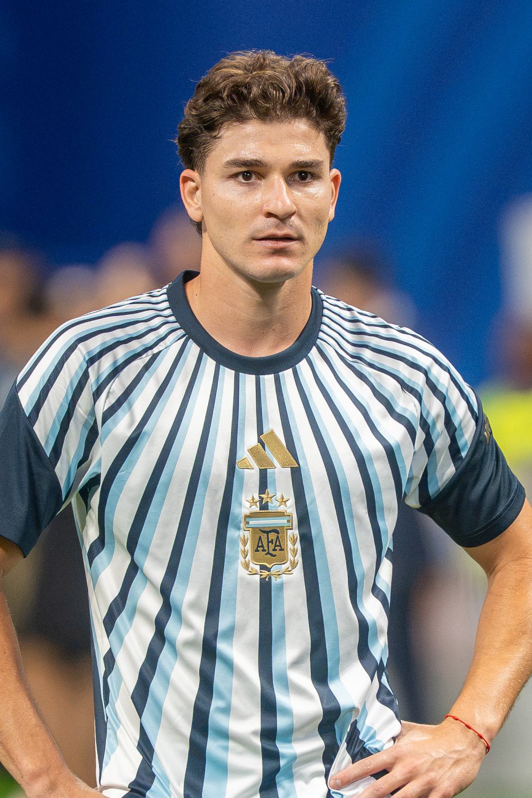 خوليان ألفاريز مع منتخب الأرجنتين في كأس العالم 2026 - تصوير Bryan Berlin، رخصة CC BY-SA 4.0
